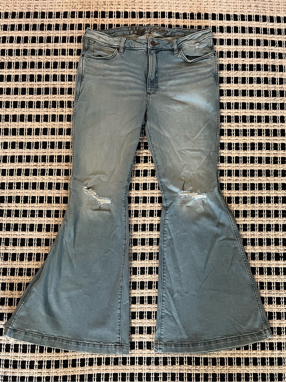 Wrangler High Rise Flare - Size 32x34 - Picture 3 of 6